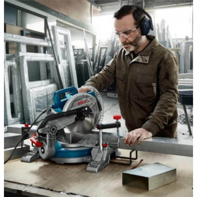 Торцювальна пила Bosch Professional GCM 216