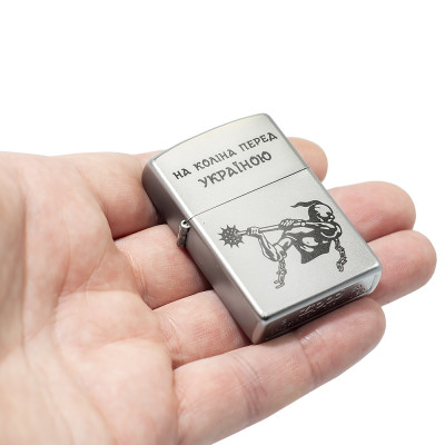 Запальничка Zippo На коліна перед Україною 205 HK